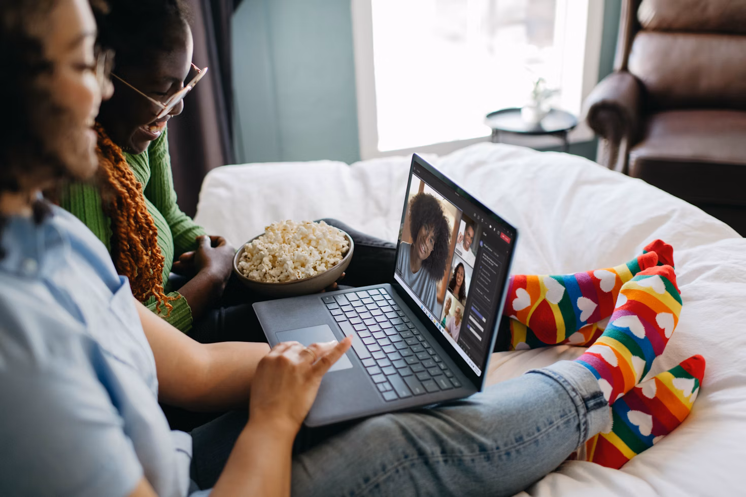 We believe in the importance of mutual trust and team synergy. We value effective collaboration and the achievement of extraordinary results, whether working together in the office or remotely from any location.